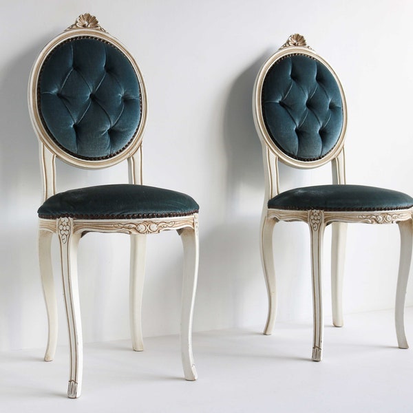 Belles chaises italiennes des années 1960 Bleu Velours Petites Chaises Vanity Deux Chaises de salle à manger sculptées à la main Regency Baroque Antique Style Chaises d’appoint Louis XV