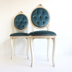 Set Hollywood Regency Italian Wood Carved Small Chairs Quilted Blue Fabric Romantic 1960 Midcentury Vanity Chairs Bedroom, Louis XV Style