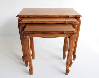 Ensemble de 3 tables empilables gigognes en bois de chêne de style Louis XV, France, années 60