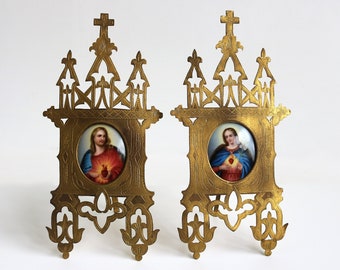Paar antieke miniatuur Saint Brass religieuze gotische frames handgeschilderde emaille porselein plaquette medaillon heilige harten Jezus en Maria 1880