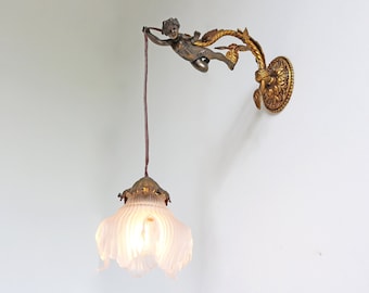 Een mooie Franse antieke kleine bronzen engel/cherubijn/putti wandlamp wandgemonteerde blaker glazen lampenkap gegoten messing jaren 1940