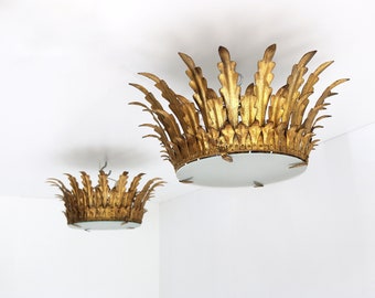 Par de luces de corona de tole doradas europeas de mediados de siglo Sunburst Montaje empotrado Lámpara de techo colgante Motivos de hojas Vidrio esmerilado Hollywood Regency 50