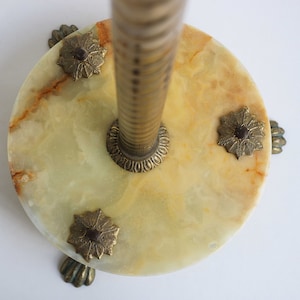 Perchero de mármol con base redonda de latón adornado, estilo antiguo de Hollywood Regency, dorado, perchero para el recibidor, perchero para el suelo, estilo vintage retorcido de 60
