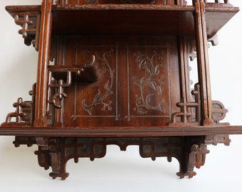 アンティーク木製ウォールキャビネット：日本彫刻のディスプレイ棚