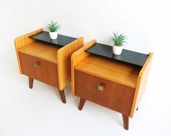 Couple de Midcentury Modern Teak Two Tone Black Glass Scandinave 60s Tables de chevet Danoises Tables de chevet Tables supplémentaires 1960 Rétro