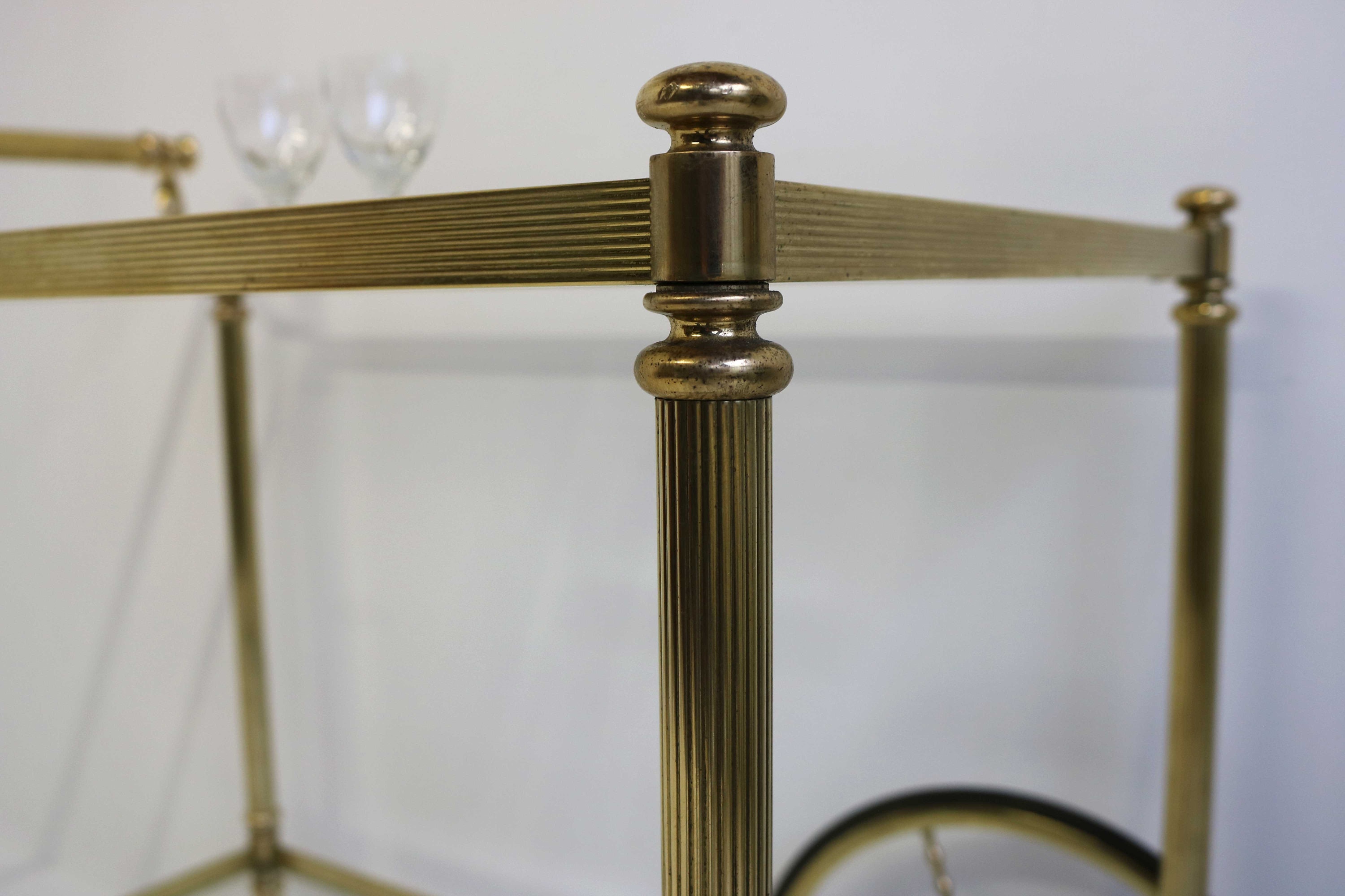 イタリアヴィンテージ - 真鍮とガラス天板のミッドセンチュリー サービングカート イタリアヴィンテージ - 真鍮とガラス天板のミッドセンチュリー