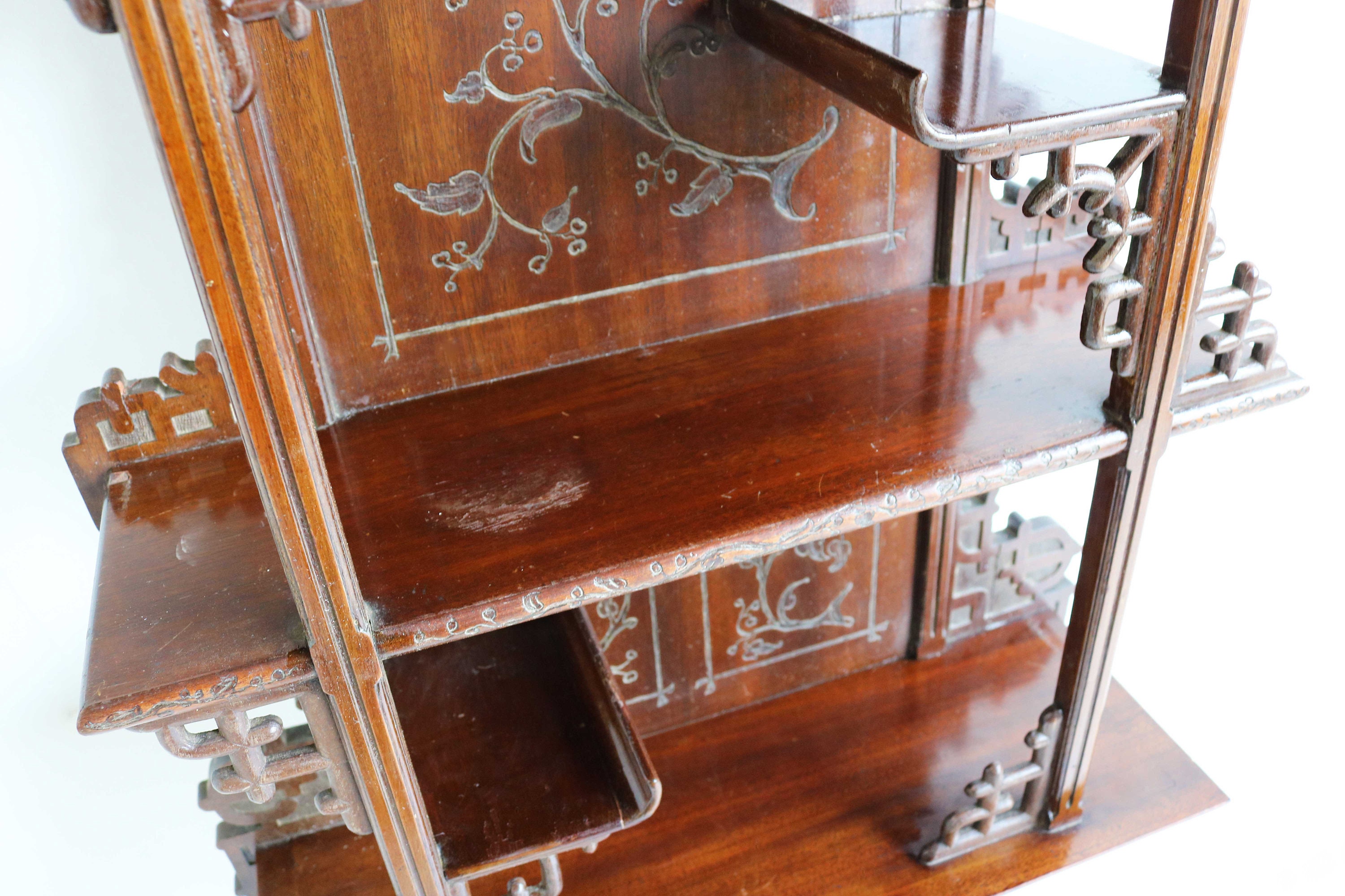 アンティーク木製ウォールキャビネット：日本彫刻のディスプレイ棚