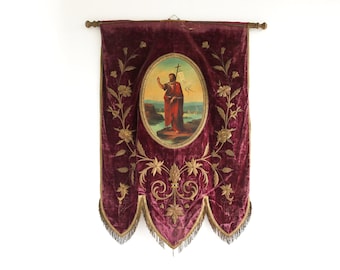 Antieke religieuze handgeborduurde stof kerkvaandel van Johannes de Doper 'Ecce Agnus Dei' oude processiealtaar Victoriaanse vlag uit de 19e eeuw
