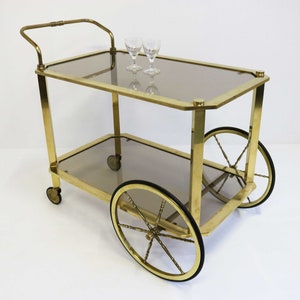 Hollywood Regency Servierwagen Vintage Barwagen Cocktail Unterhaltung Getränke Teewagen Mid Century Messing Beistelltisch Rauchglas 1960