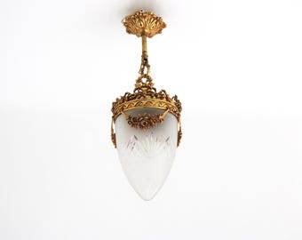 Luminária de hall francesa de meados do século XX em latão dourado: formato de gota com vidro fosco gravado