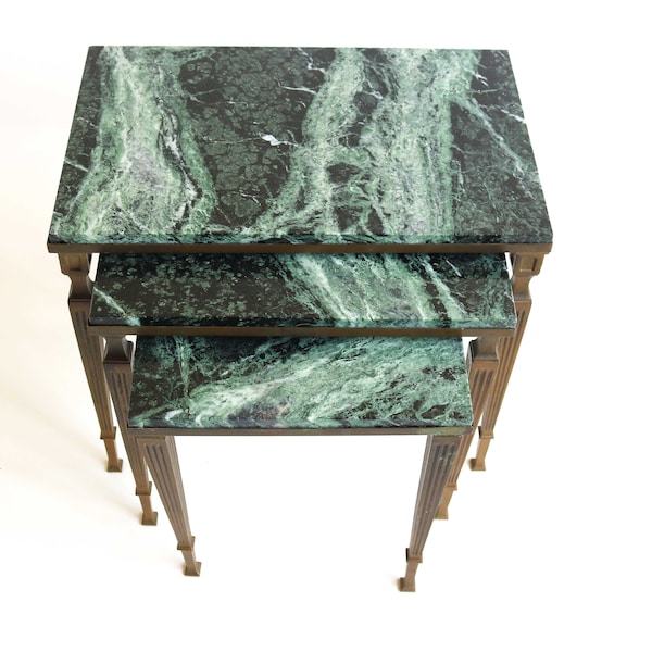 Regency Messing und Marmor Beistelltische, Stil Maison Jansen Mid-Century Nest von Tischen mit grünen Marmorplatten Frankreich Louis XVI Empire