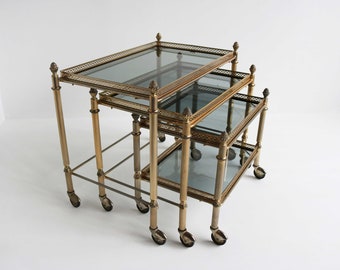 Neoklassizistische französische Nesting Tables Maison Baguès Style Mid-Century Rauchglas Nesting Trolleys, Set von 3 Vintage Beistelltischen 1960