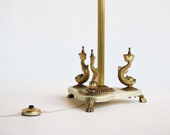 Lámpara de pie italiana de mediados de siglo: base de pez de mármol, ónix y latón