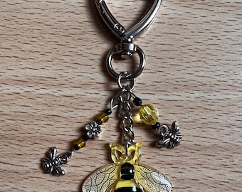 Shimmering Bee Keychain: Beaded Bag Charm with Heart Clip