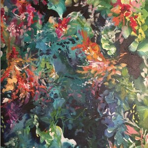 Può includere: Un dipinto astratto con una fitta disposizione di fiori e fogliame colorati. L'opera d'arte presenta una varietà di tonalità, tra cui rosso, arancione, rosa, verde e blu, creando una composizione vibrante e dinamica. Le pennellate sono visibili.