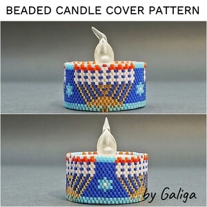 Op de afbeelding: Een geperst kaarshoes met een geometrisch patroon in blauw, wit, goud en oranje. De hoes is ontworpen om te passen op een kleine theelichtkaars. De tekst "by Galiga" is zichtbaar in de rechterbenedenhoek van de afbeelding.