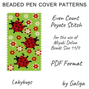 Op de afbeelding: Een kralen penhoespatroon met lieveheersbeestjes en bloemen op een groene achtergrond. Het ontwerp maakt gebruik van Even Count Peyote Stitch en Miyuki Delica Beads maat 11/0. Het patroon is in PDF-formaat.