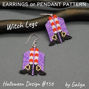 Puede incluir: Pendientes de cuentas moradas y negras con forma de piernas de bruja con medias a rayas rojas y blancas. Los pendientes cuelgan de ganchos plateados. El texto "Witch Legs" está escrito en blanco sobre fondo negro. El texto "Halloween Design #156 by Galiga" está escrito debajo de los pendientes.