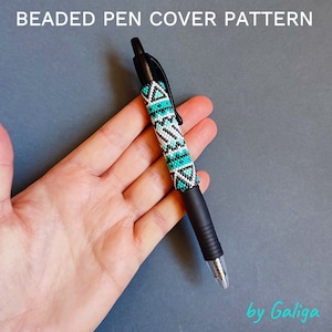 Peut inclure: Un stylo noir avec un revêtement en perles turquoise, blanc et noir. Le revêtement présente un motif géométrique. Le texte "by Galiga" est visible dans le coin inférieur droit de l'image.
