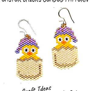 Könnte beinhalten: Perlenohrringe mit Osterküken-Designs. Die Küken sind gelb mit orangefarbenen Schnäbeln und tragen lila und gelbe Hüte. Die Ohrringe haben eine cremefarbene Basis und goldfarbene Akzente. Der Text auf dem Bild lautet "Easter Chicks Beaded Pattern" und "Unique Craft Ideas".