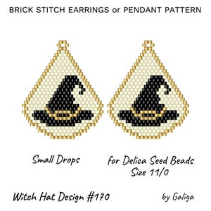 Könnte beinhalten: Ein Muster für Ziegelstich-Ohrringe oder einen Anhänger. Das Design zeigt zwei tropfenförmige Ohrringe, jeweils mit einem schwarzen Hexenhut auf cremefarbenem Hintergrund, umrandet in Gold. Der Text lautet "Small Drops" und "Witch Hat Design #170".