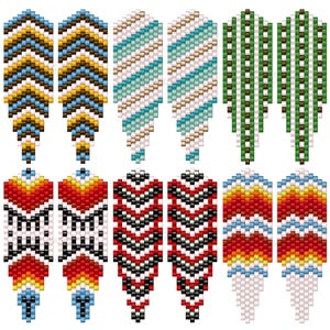 Könnte beinhalten: Eine digitale Grafik mit dem Titel BRICK STITCH EARRINGS PATTERNS SET of 6 Designs #2 by Galiga, die sechs Paare von Perlenohrring-Mustern mit verschiedenen geometrischen Designs zeigt, darunter Zickzack-, Streifen- und Blockmotive in leuchtenden Farben.