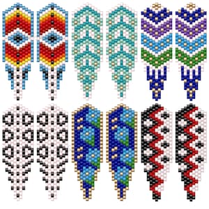 Könnte beinhalten: Ein digitales Musterblatt mit dem Titel BRICK STITCH EARRINGS PATTERNS, das sechs Paare von perlenbesetzten Ohrringdesigns zeigt. Das Set enthält geometrische, federartige und florale Motive in verschiedenen Farbpaletten, beschriftet mit Set of 6 Designs by Galiga.