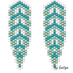 Könnte beinhalten: Ein Perlenohrring-Muster mit dem Titel BEADED EARRINGS PATTERN und Turquoise Leaf Design by Galiga. Das Bild zeigt zwei identische, vertikale blattförmige Designs, die aus einem Raster von weißen, hellgrünen, türkisfarbenen und goldenen quadratischen Perlen bestehen.