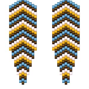 Könnte beinhalten: Ein digitales Muster für Perlenohrringe mit dem Titel BEADED EARRINGS PATTERN Boho Leaves by Galiga. Das Design zeigt zwei identische vertikale Spalten aus chevronförmigen Perlen in sich wiederholenden horizontalen Reihen in Hellblau, Braun, Weiß und Gold.
