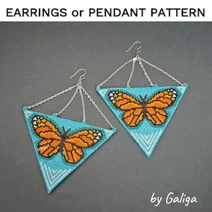 Może przedstawiać: Para kolczyków lub wisiorek z motywem motyla monarchy na turkusowym tle w kształcie trójkąta. Kolczyki wykonane są ze srebrnego łańcuszka i mają trójkątny kształt. Motyl jest pomarańczowy, czarny i biały. Tekst "by Galiga" widoczny jest w prawym dolnym rogu obrazu.
