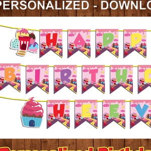 Op de afbeelding: Een printbare Candyland-thema verjaardagbanner met de woorden "Happy Birthday" in kleurrijke letters. De banner heeft een roze achtergrond met snoep- en cupcake-illustraties.