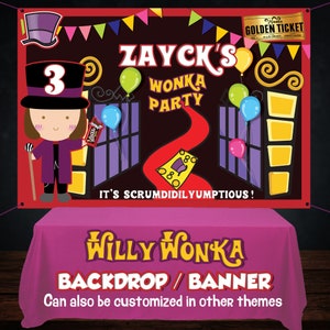 Może przedstawiać: Baner z tłem na imprezę w stylu Willy'ego Wonki w czerwono-ż&oacute;łto-fioletowej kolorystyce. Na banerze znajduje się postać z kresk&oacute;wki przebrana za Willy'ego Wonkę, tabliczka czekolady i napis "ZAYCK'S WONKA PARTY IT'S SCRUMDIDILYUMPTIOUS!"