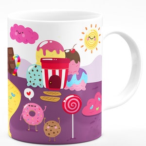 Puede incluir: Taza de cer&aacute;mica blanca con un dise&ntilde;o de dibujos animados colorido que presenta conos de helado, una dona, una galleta, una piruleta y un sol. El fondo es morado con una nube amarilla, naranja y rosa.