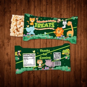 Puede incluir: Bolsa de golosinas verde y marr&oacute;n con tem&aacute;tica de animales de la selva. La bolsa tiene una etiqueta que dice "Sebastian's Krispies Treats" y "Crispy Marshmallow Square". La parte posterior de la bolsa tiene una etiqueta nutricional y un c&oacute;digo QR.