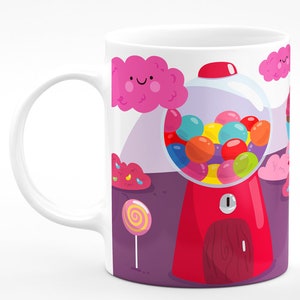 Puede incluir: Taza de cer&aacute;mica blanca con un dise&ntilde;o de dibujos animados colorido que presenta una m&aacute;quina de chicles llena de chicles de colores, nubes rosadas con caras sonrientes y una piruleta. El fondo es morado.