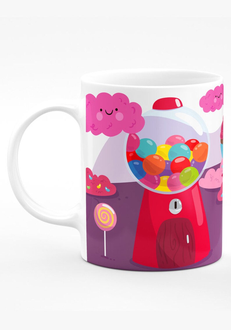 Puede incluir: Taza de cer&aacute;mica blanca con un dise&ntilde;o de dibujos animados colorido que presenta una m&aacute;quina de chicles llena de chicles de colores, nubes rosadas con caras sonrientes y una piruleta. El fondo es morado.