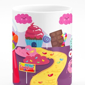 Puede incluir: Una taza de cer&aacute;mica blanca con una ilustraci&oacute;n colorida de un tema de pa&iacute;s de caramelo. La taza presenta un cupcake, una barra de chocolate, una piruleta, una dona y un camino hecho de gominolas. El texto "Candyland" est&aacute; escrito en un cartel.