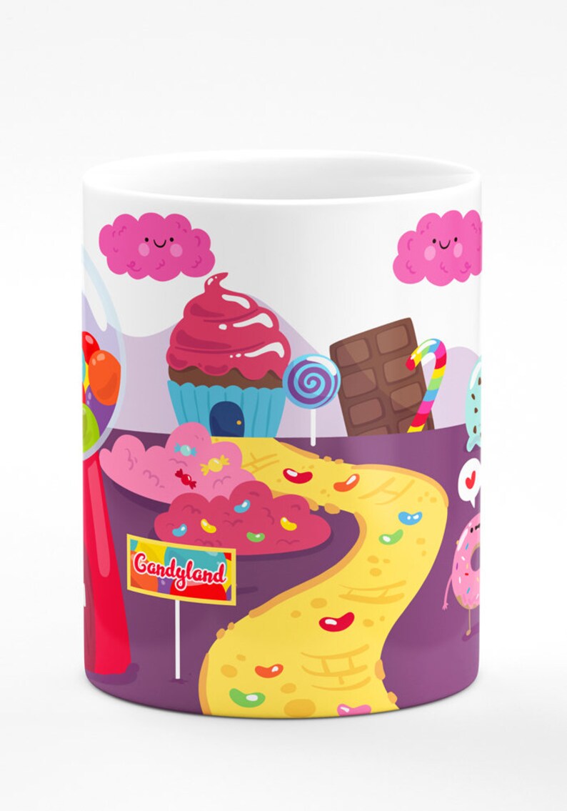 Puede incluir: Una taza de cer&aacute;mica blanca con una ilustraci&oacute;n colorida de un tema de pa&iacute;s de caramelo. La taza presenta un cupcake, una barra de chocolate, una piruleta, una dona y un camino hecho de gominolas. El texto "Candyland" est&aacute; escrito en un cartel.