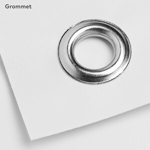 Może przedstawiać: Zbliżenie na srebrny oczko, metalowy pierścień używany do wzmacniania otwor&oacute;w w tkaninie, często spotykany na banerach, flagach i innych materiałach.