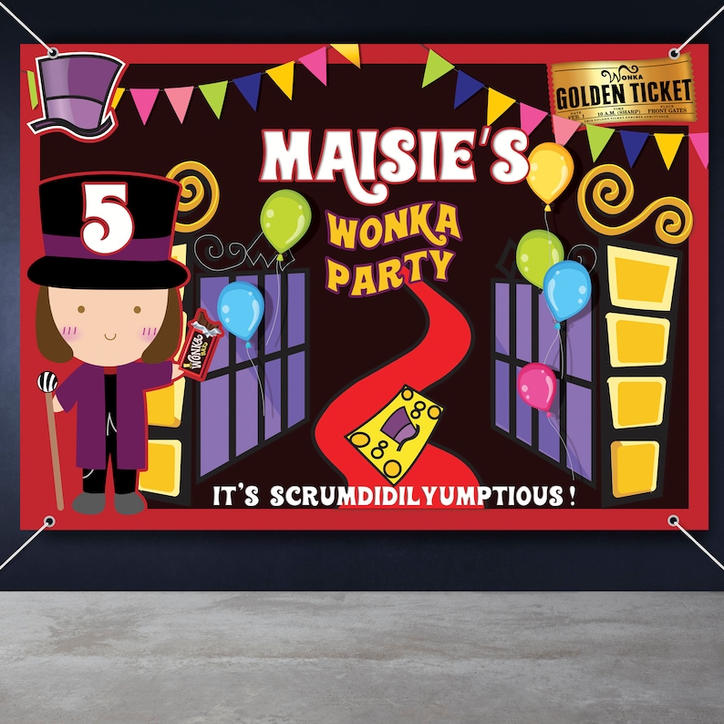 Może przedstawiać: Kolorowy baner na przyjęcie urodzinowe z napisem "Maisie's Wonka Party" i liczbą "5" w fioletowym i białym kapeluszu. Baner zawiera r&oacute;wnież czerwoną ścieżkę, batonik czekoladowy i złoty bilet z napisem "Wonka Golden Ticket".