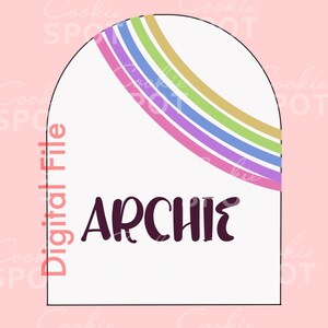 Puede incluir: Un diseño blanco en forma de arco con un arcoíris y el nombre "ARCHIE" en morado oscuro. Las palabras "Digital File" están escritas verticalmente en rosa a la izquierda. El fondo es rosa claro.