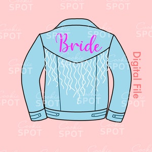 Op de afbeelding: Een lichtblauw denim jack met witte franjes en het woord "Bride" in roze letters op de achterkant.