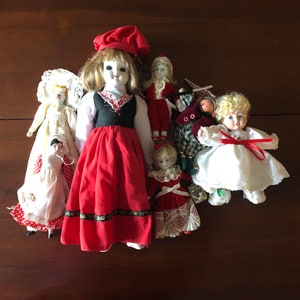 7 Various Vintage Fun Dolls, Dolls Of Porcelain, Dolls Of Resin, A Wooden Doll, Christmas Decorations, Baby Doll, Christmas Dolls