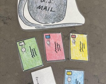 Peut inclure: Illustration dessinée à la main d'un sac postal gris avec le texte "U.S. MAIL" et plusieurs enveloppes colorées. Les enveloppes sont vertes, rouges, jaunes et bleues, avec une enveloppe blanche intitulée "Review Piece".