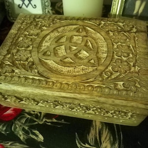 Gesneden houten kist triquetra