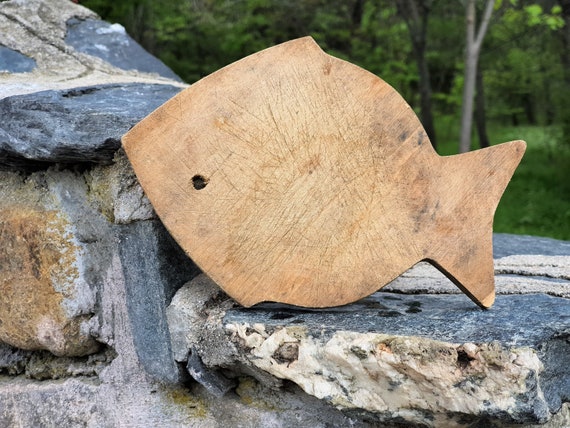 ヴィンテージの素朴な木製カッティングボード：アンティークなパン