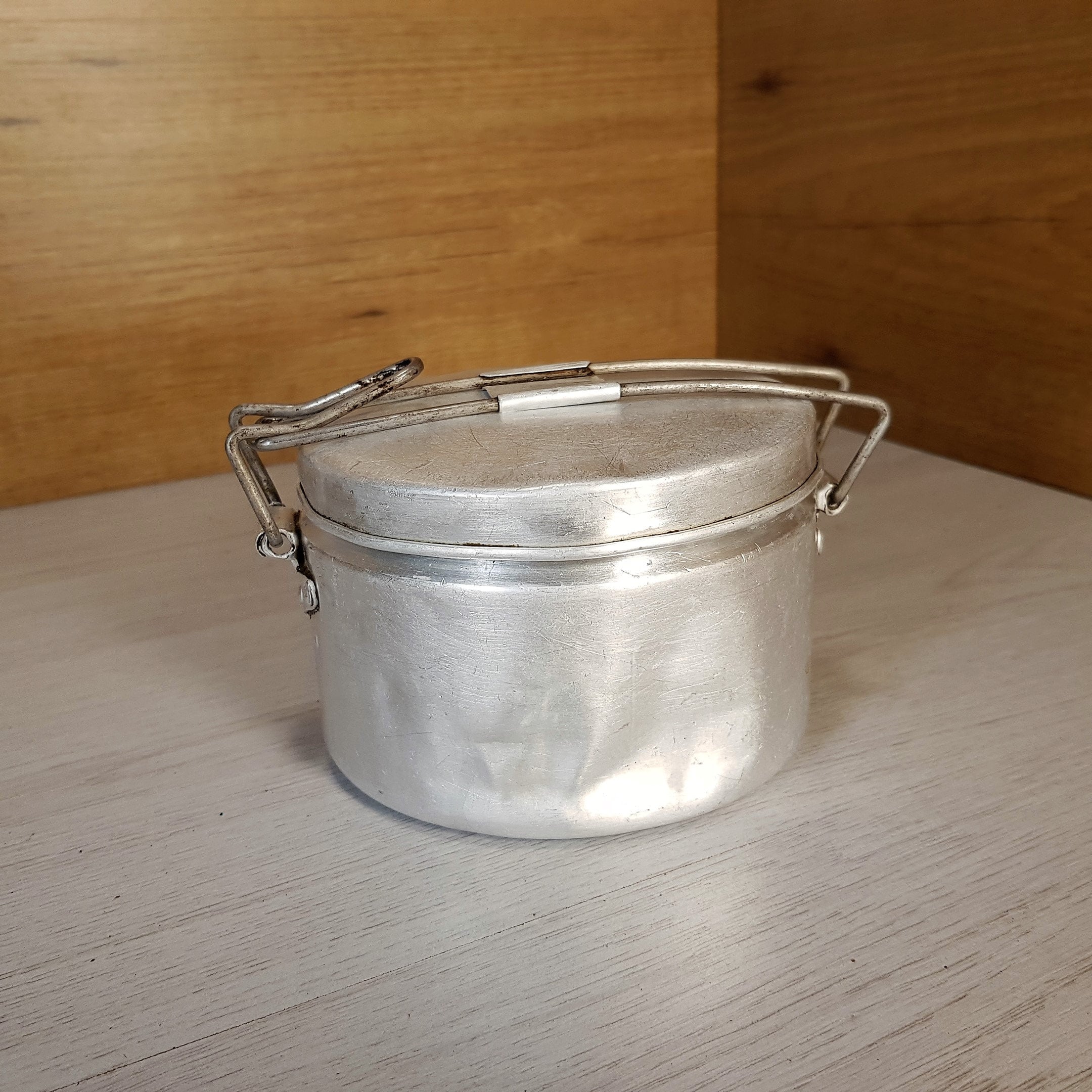 ヴィンテージアルミフードコンテナ：ミリタリースタイルのランチ