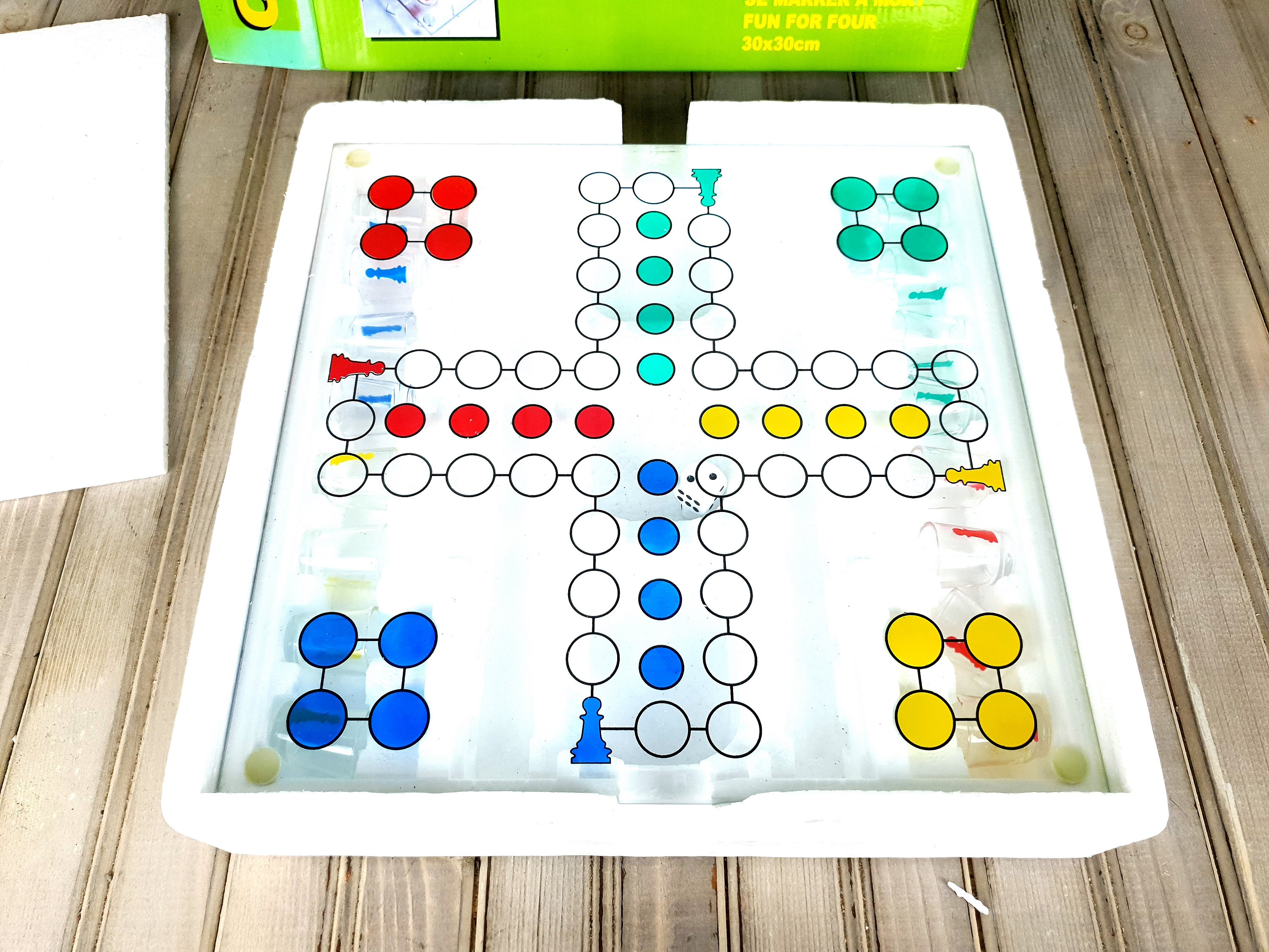 Gioco da tavolo in legno con dadi – versione classica del popolare gioco inglese pub – Tavola da gioco misura 23,9 x 17 x 3 cm, con 2 dadi e istruzioni (in