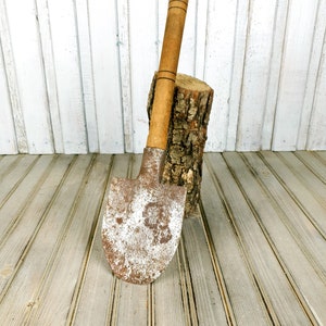Uitstekende legerschep, Oude militaire schop, Houten handvat, Metaalhulpmiddel, Het graven hulpmiddel, Russische schop, Schop in leerkoffer