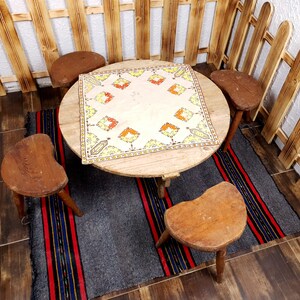 Set di 4 sgabello a tre gambe, sedie vintage, sedia in legno primitiva antico, arredamento Home, sedie fatte a mano, sgabello in legno, sgabello Primitive